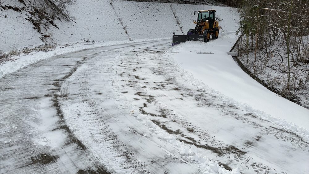 L25HSスノープラウ＆スノータイヤレスにて除雪作業